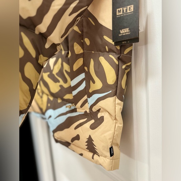 Vans Mountain jacket- this did not fit me when it arrived, still has tags - Picture 7 of 15